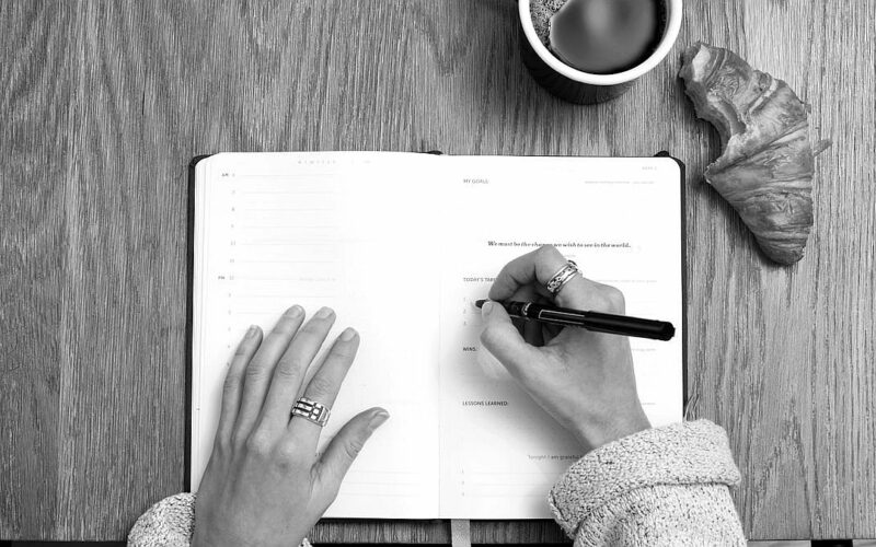 Contes amb IA per a Primària: 10 eines i prompts per a docents — recurs sobre IA i educacio