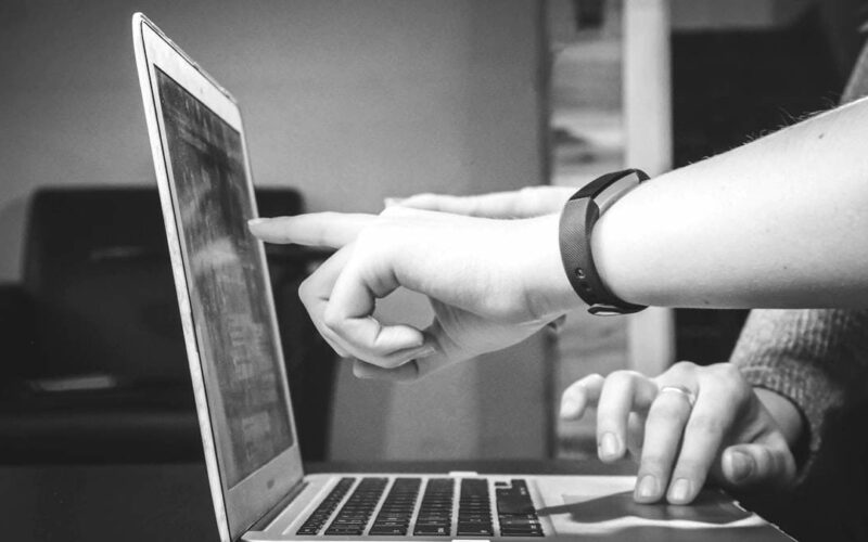 Feedback estandarditzat amb IA: plantilles amb to constructiu — article sobre IA i educacio