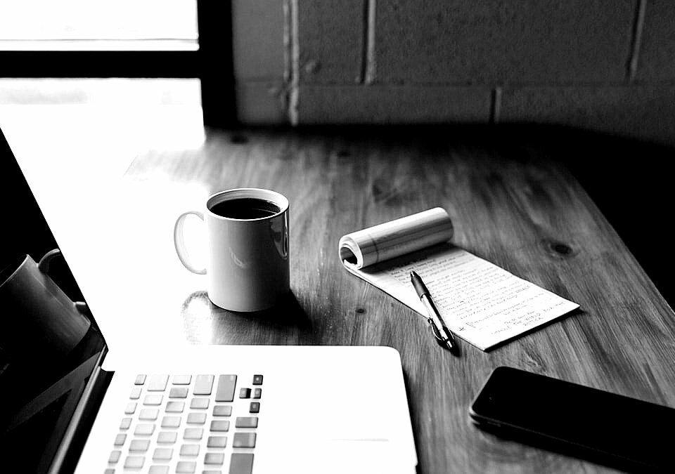 Espai de treball amb ordinador — guia sobre IA i educacio