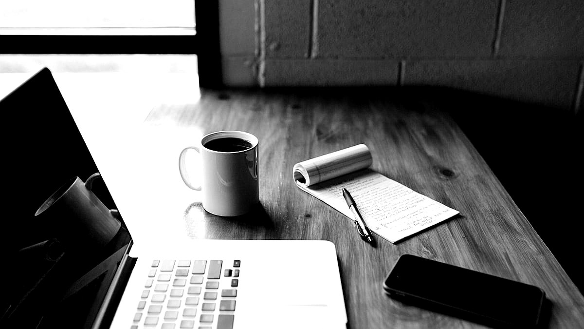 Espai de treball amb ordinador — guia sobre IA i educacio