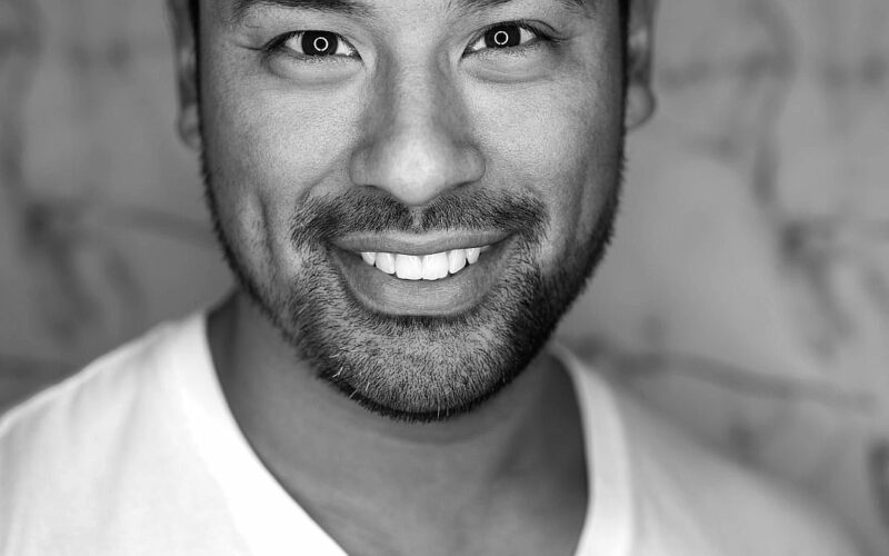 Persona llegint i reflexionant — reflexio sobre IA i educacio