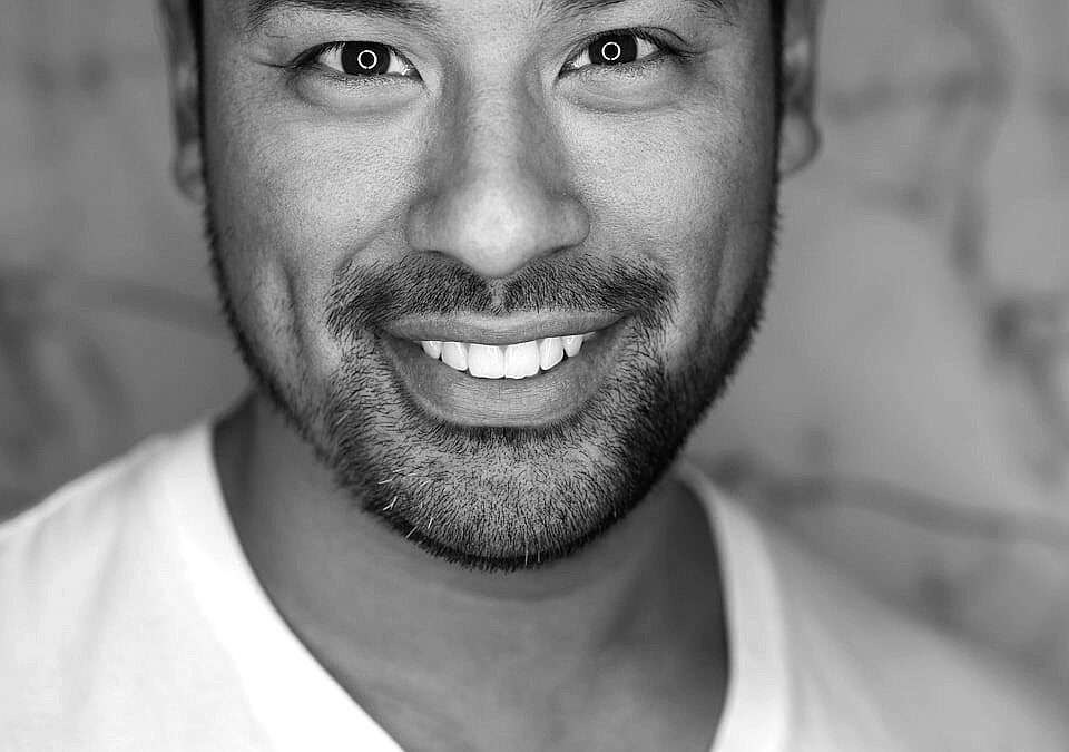 Persona llegint i reflexionant — reflexio sobre IA i educacio