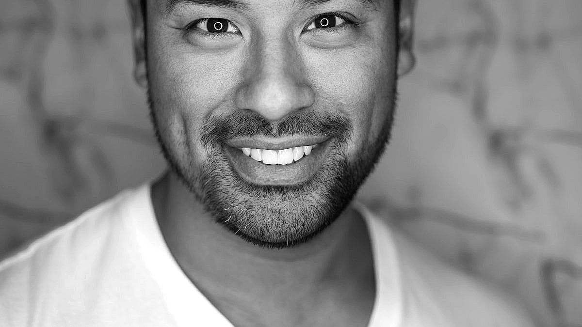 Persona llegint i reflexionant — reflexio sobre IA i educacio